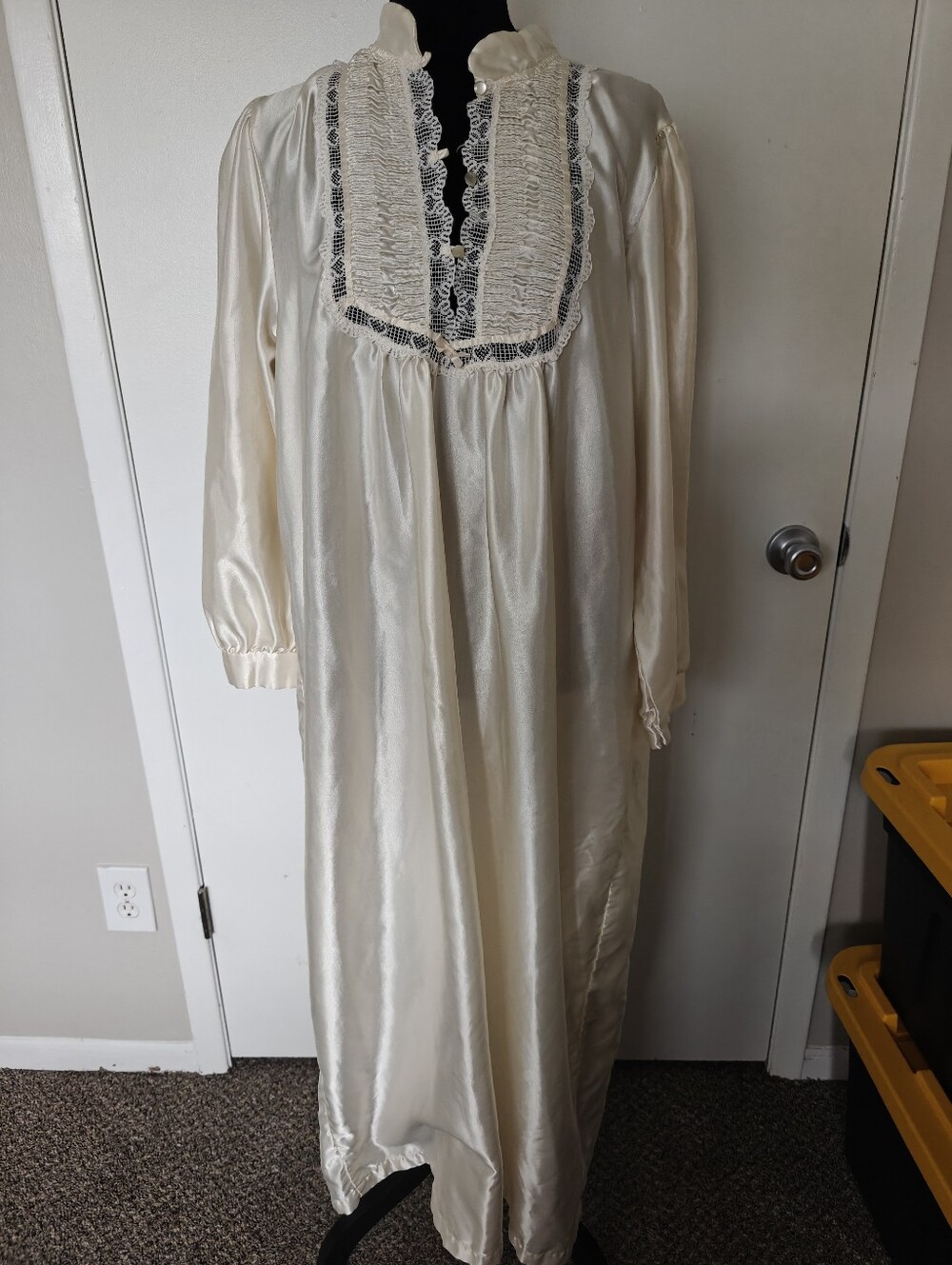 vintage satin nightgown Vanity Fair Ivory L/S Lace .Large